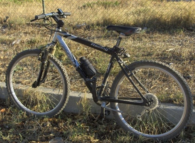 bicicleta apoyada en una valla
